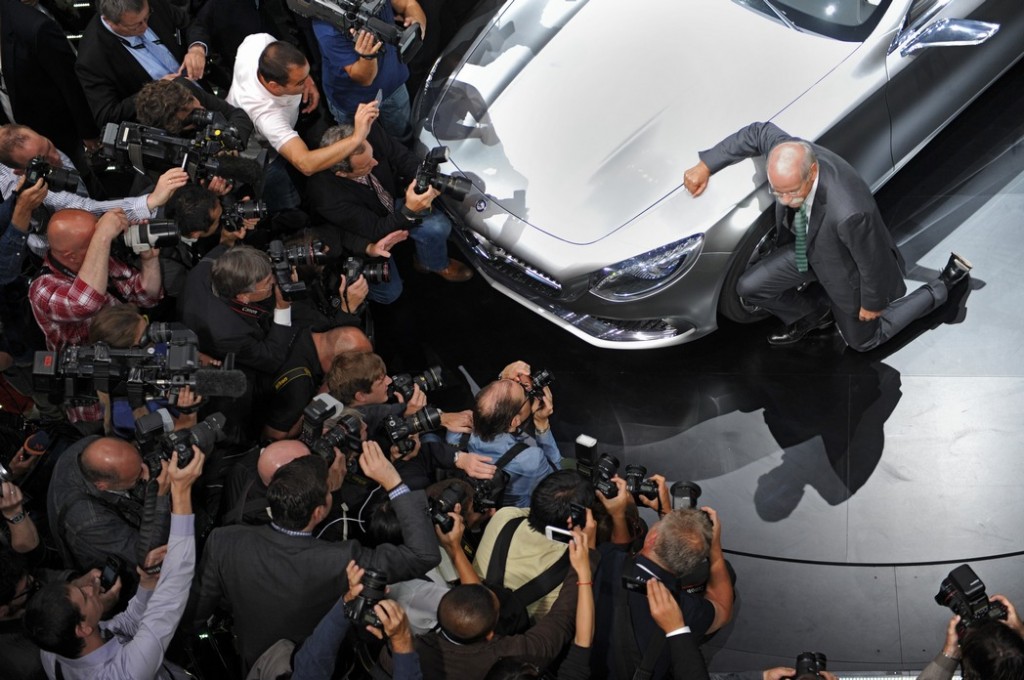 Mercedes-Benz-Vorstandsvorsitzender Dieter Zetsche kniet am 10. September 2013  auf der Internationalen Automobilausstellung (IAA) in Frankfurt neben dem neuen Concept S-Class Coupe. Foto: Uwe Zucchi, DPA